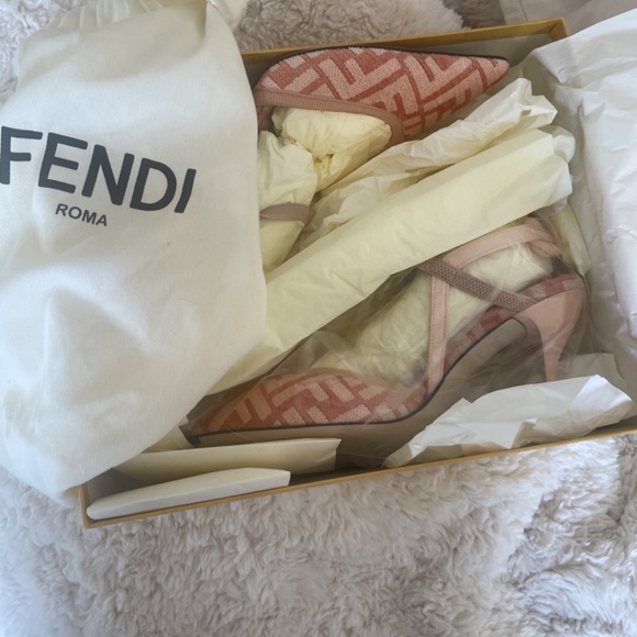 New never worn Fendi heels - Picture 2 of 11